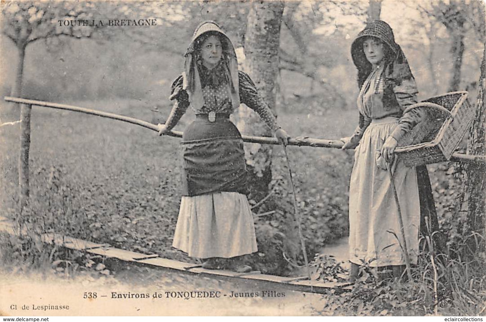 Tonquédec         22          Deux jeunes filles sur une passerelle  ( cliché Lespinasse)        (voir scan)