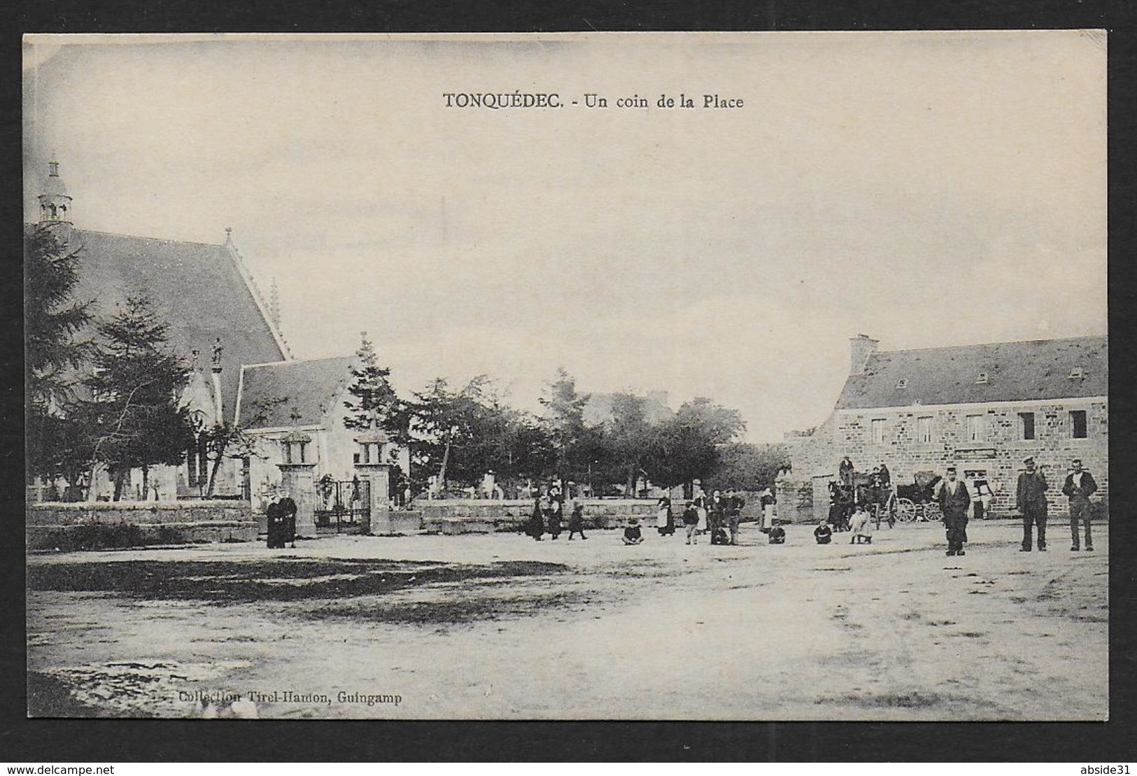 TONQUEDEC - Un coin de la Place