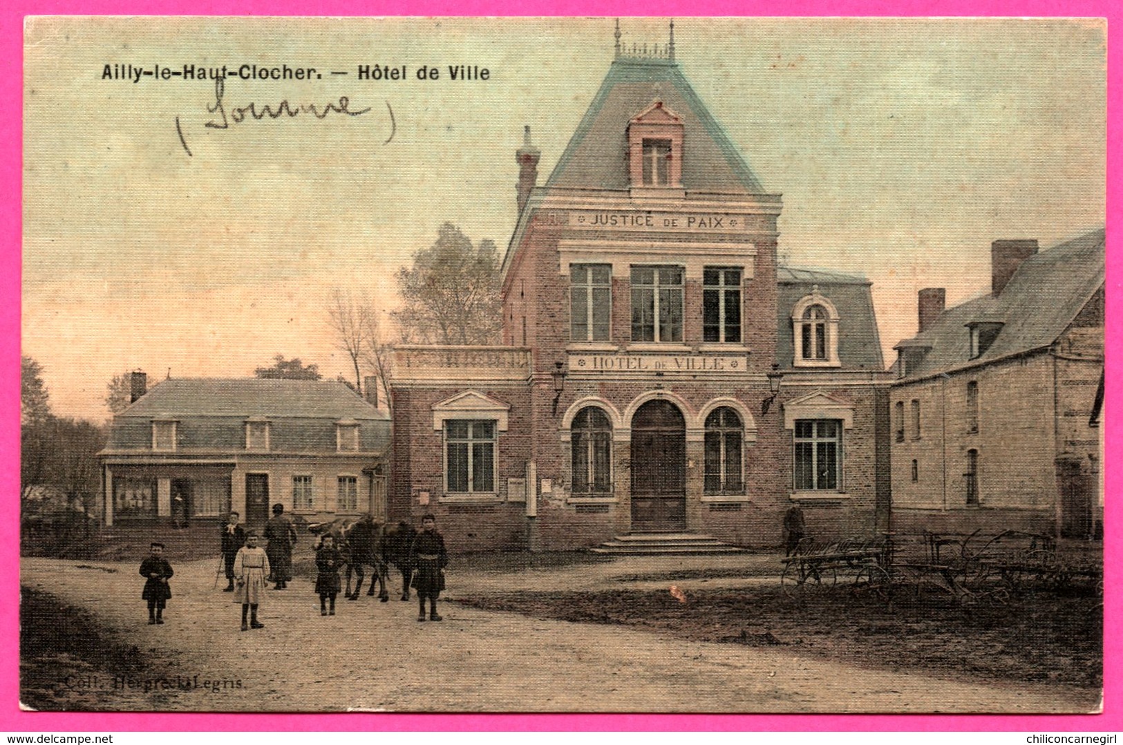 Très belle Cp Toilée Colorisée -  Ailly le Haut Clocher - Hôtel de Ville - Outil Agricole - Animée - HERPRECKEL LEGRIS