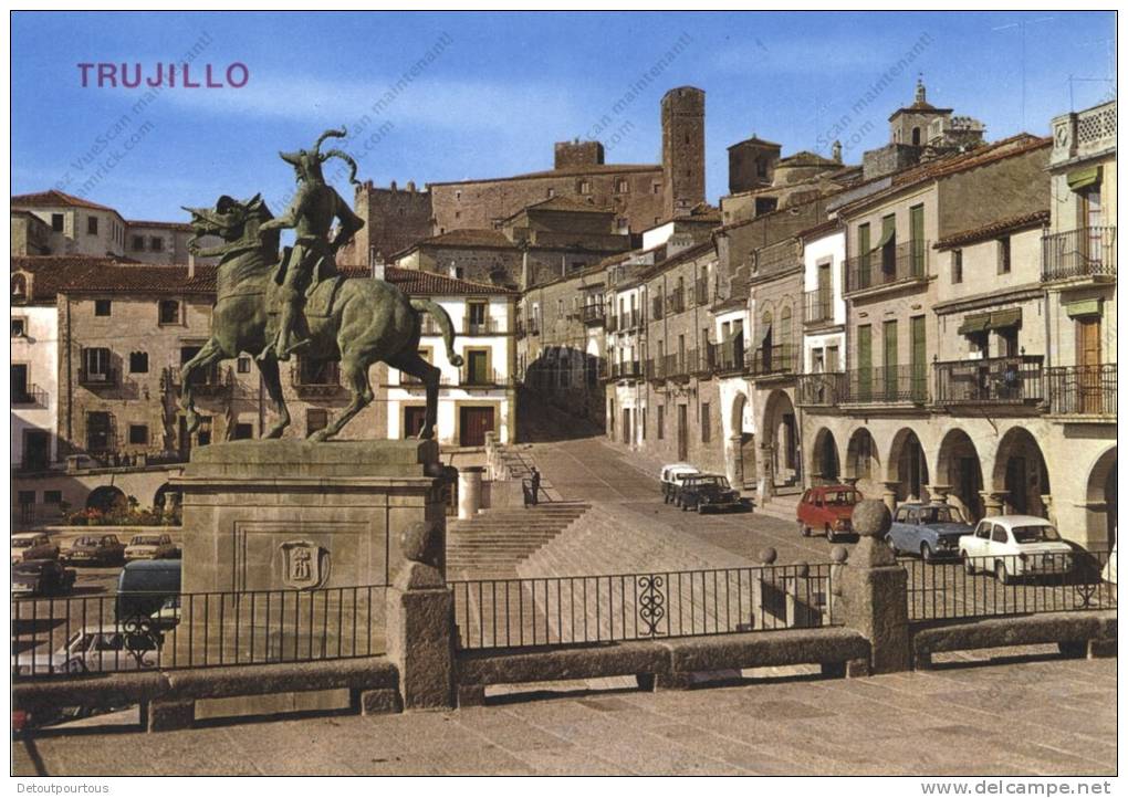 TRUJILLO Caceres : Playa Mayor : monumento a Pizarro ( auto Seat Renault 6 R6 )