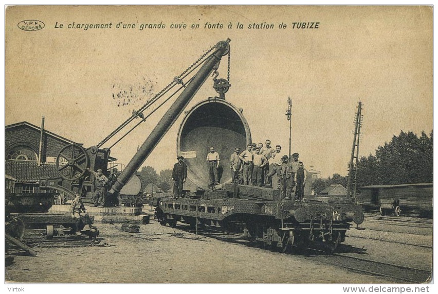 Tubize :  Le chargement d'une grande cuve en fonte a la station de Tubize ( ecrit 1912 avec timbre )