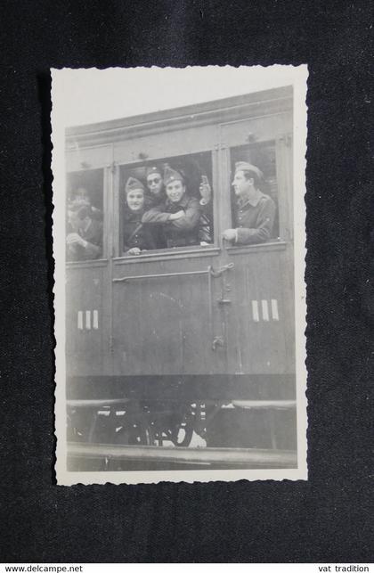 TUNISIE - Carte photo du chantier de Jeunesse de Sousse, période 1940, Jeunes dans un train - 4x8 - L 75506