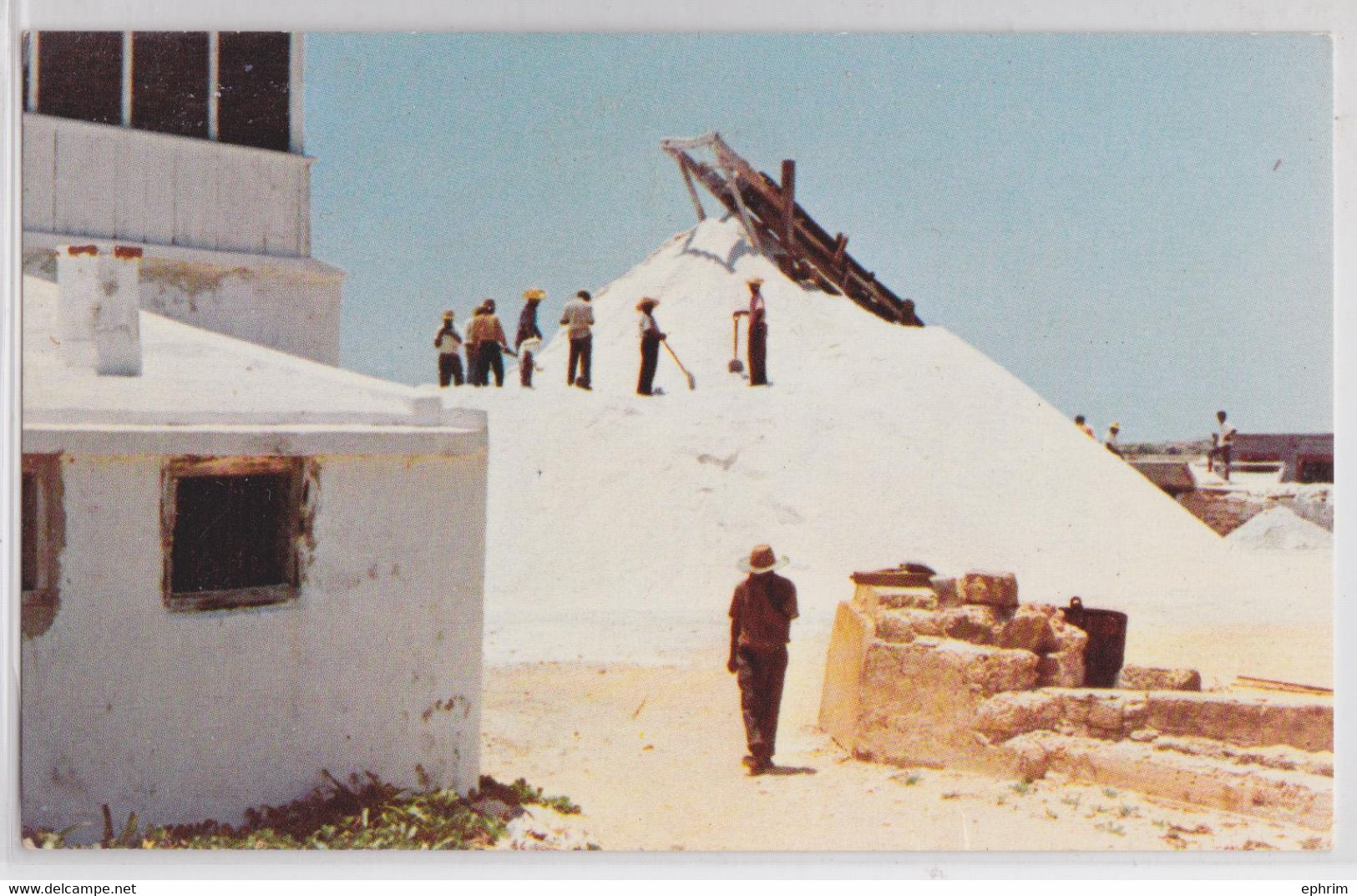 Turques-et-Caïques Récolte du Sel Moutain of Unprocessed Salt is ready for shipment at Salt Cay Turks and Caicos Islands