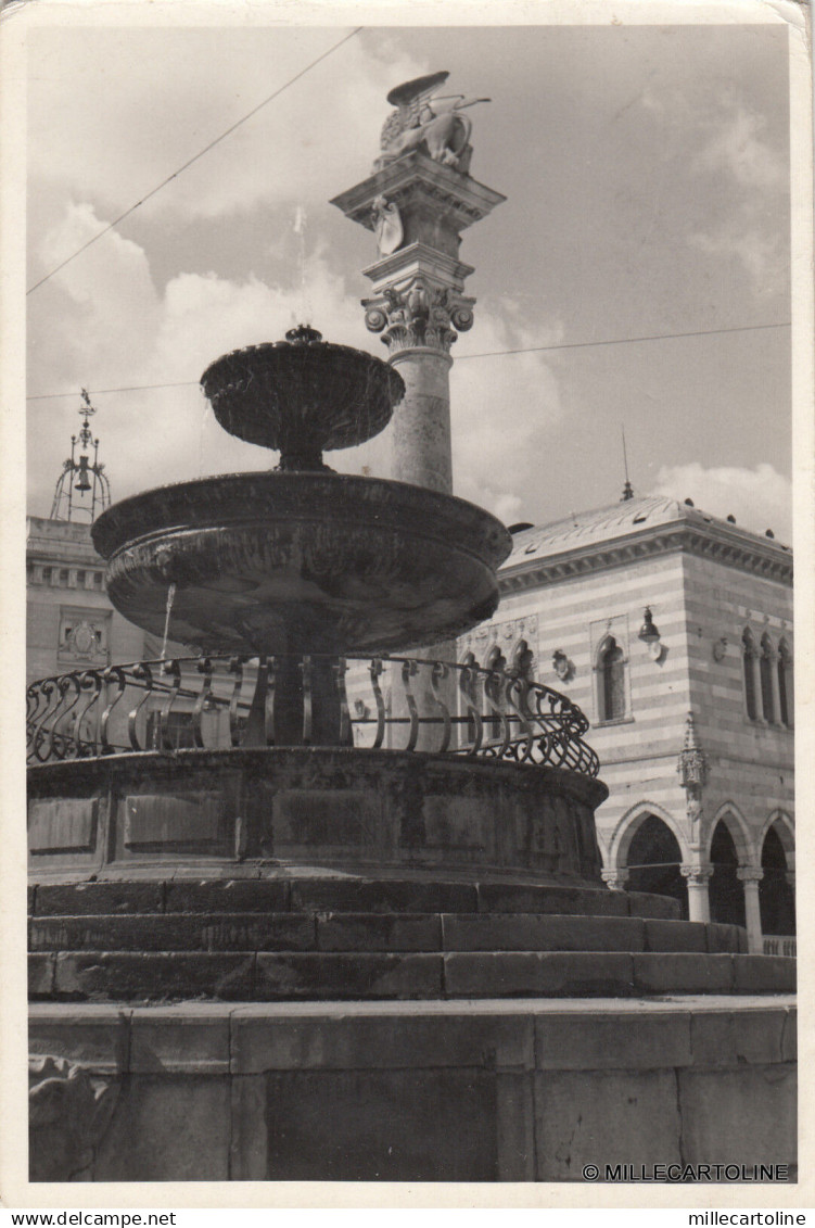 * UDINE - Piazza Contarena, Fontana di Giovanni da Udine e Colonna Veneta 1952