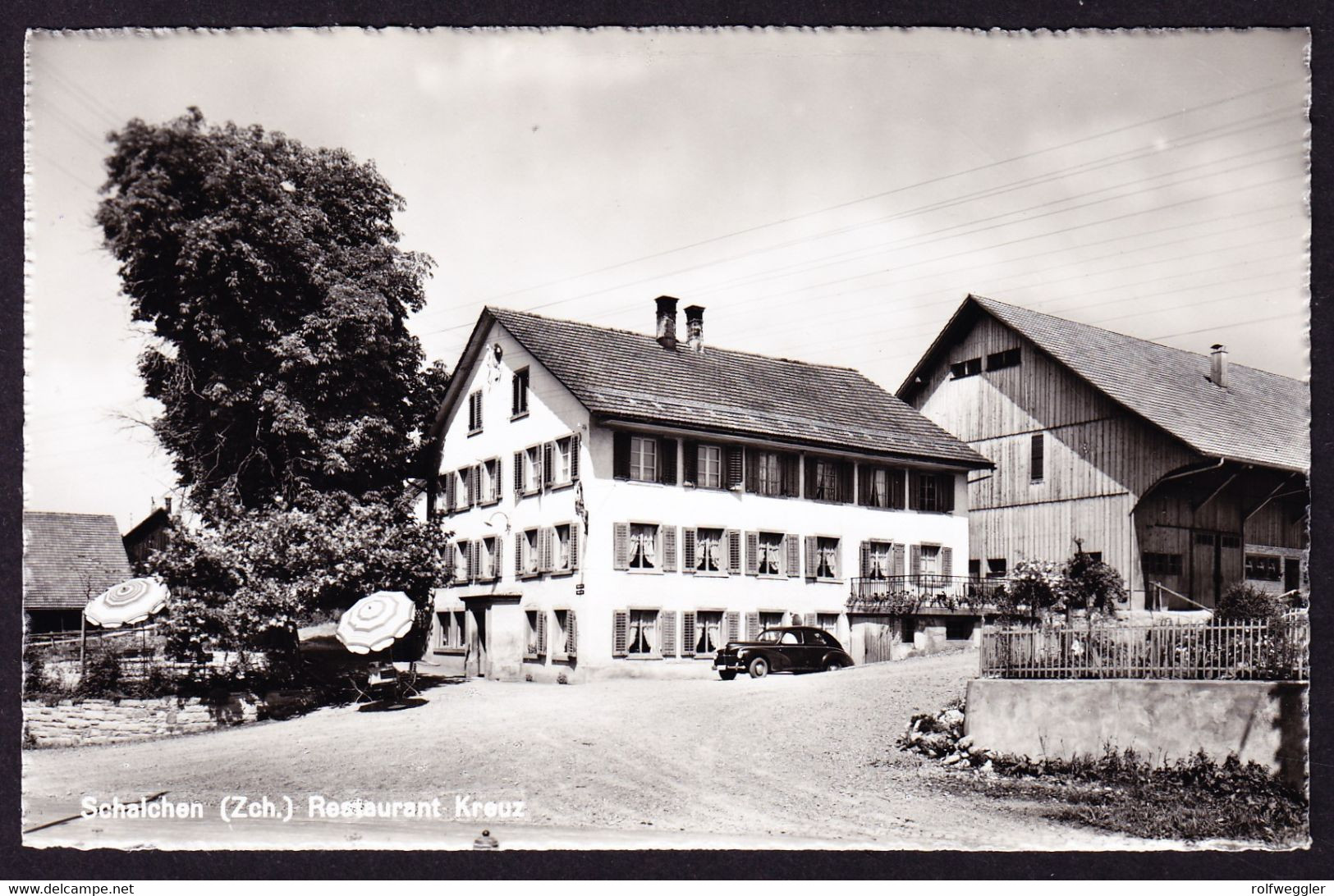 um 1950 ungelaufene Foto AK Restaurant Kreuz mit Auto in Schalchen ZH bei Wila.