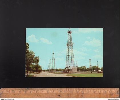 Oklahoma City : oil wells on the Oklahoma capitol grounds / puits de pétrole