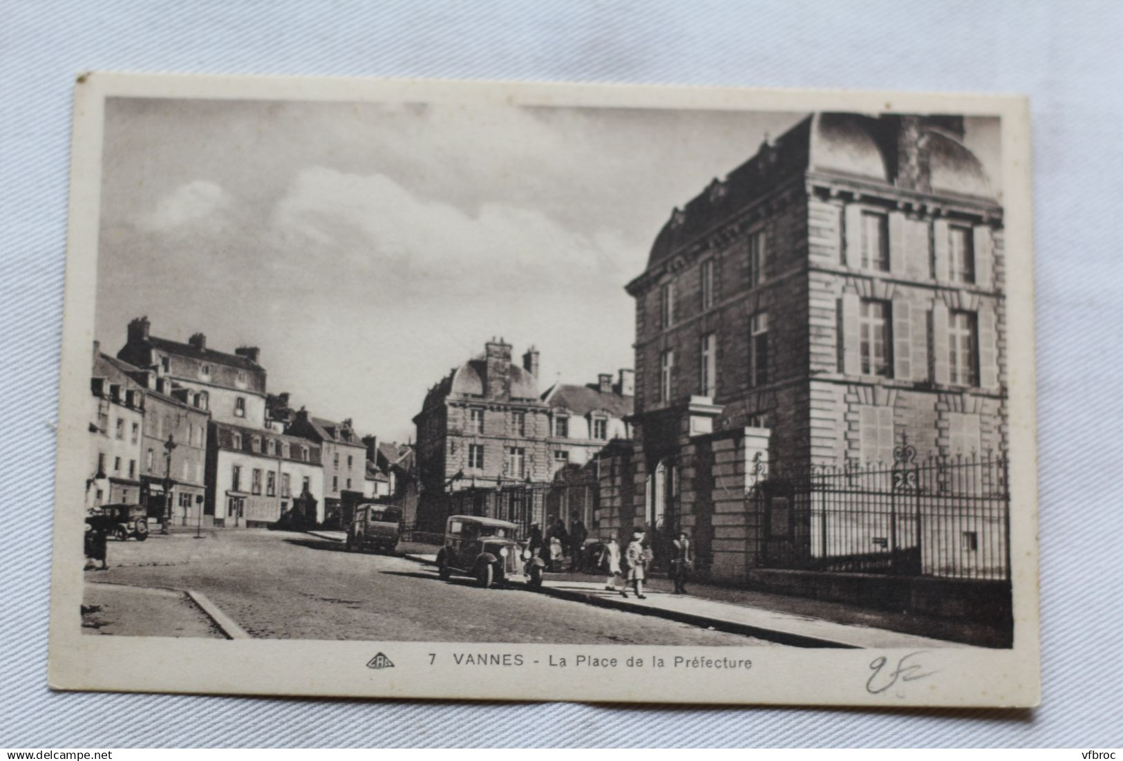 Vannes, la place de la préfecture, Morbihan 56