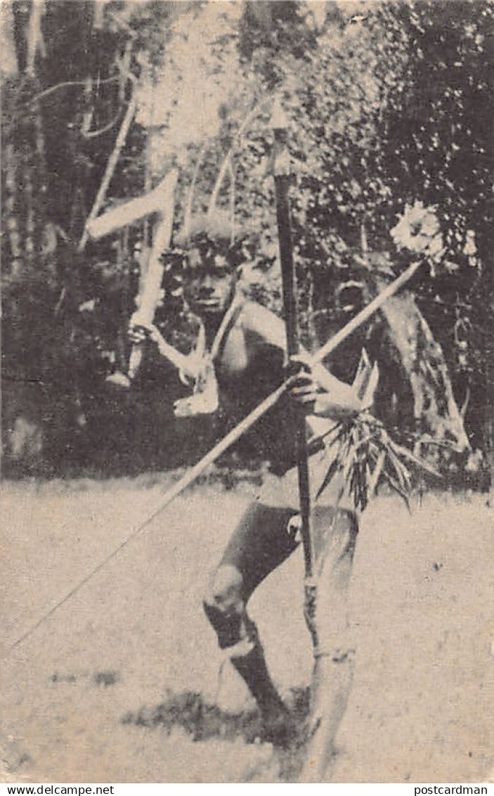 Vanuatu - A native and his fetish idols in the New-Hebrides - Photo Dunn