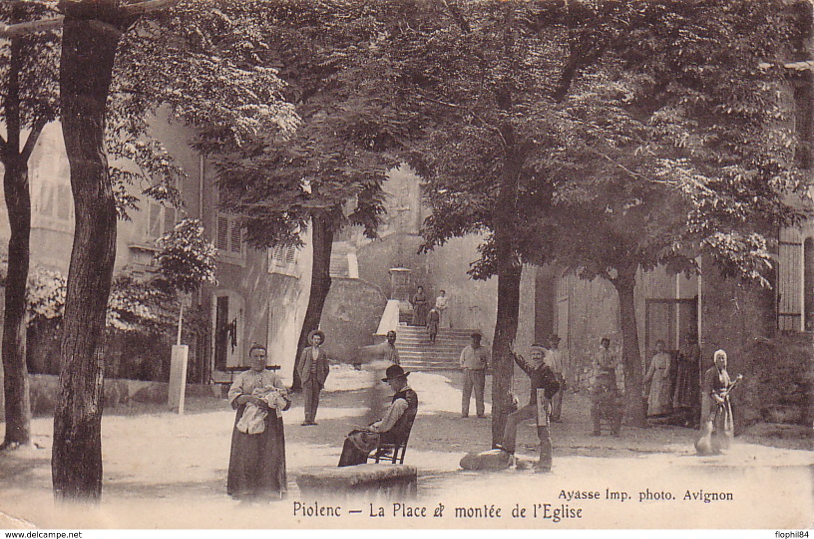 VAUCLUSE - PIOLENC - LA PLACE ET MONTEE DE L'EGLISE - CARTE DATEE DE 1904.