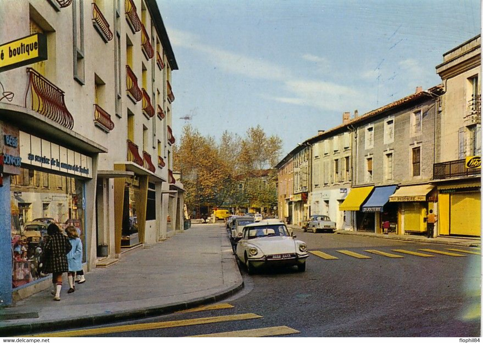 VAUCLUSE - SORGUES - COURS DE LA REPUBLIQUE - AUTOMOBILES - CARTE NEUVE.