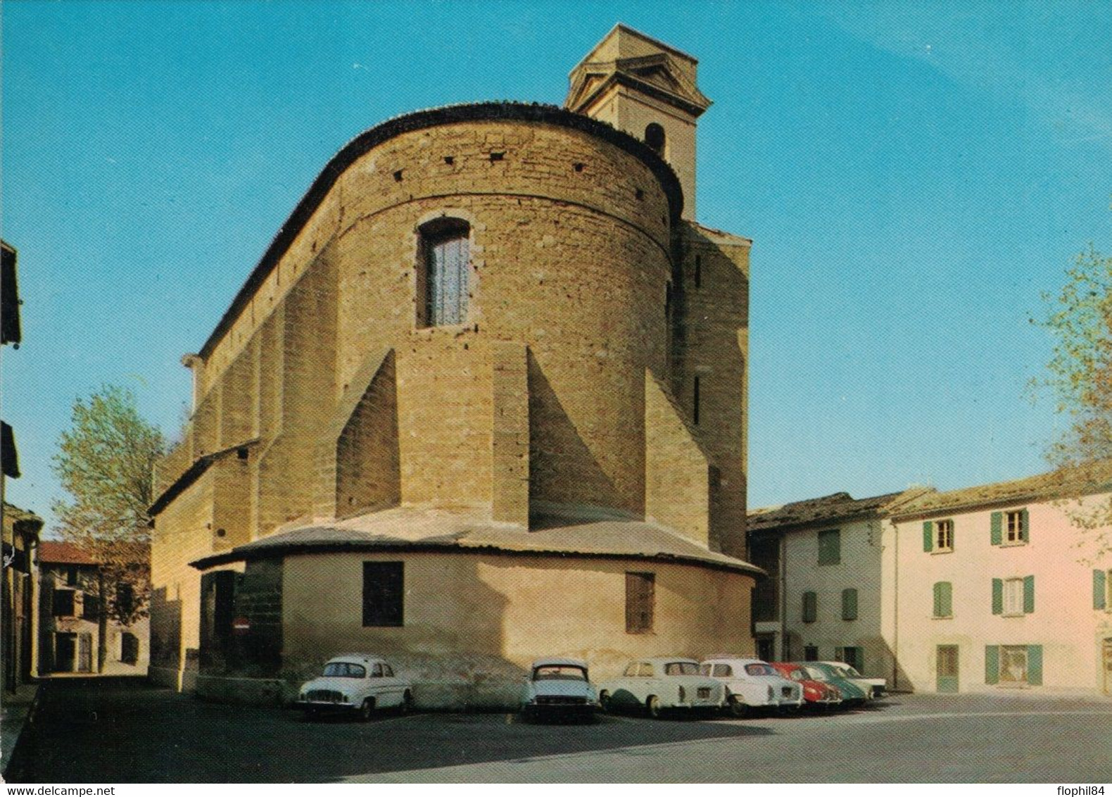 VAUCLUSE - SORGUES - L'EGLISE - LE PARKING ET LES VOITURES - CARTE POSTALE NEUVE.