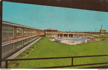 LANSING ILL - HOLIDAY INN OF CHICAGO SOUTH POSTCARD 1966