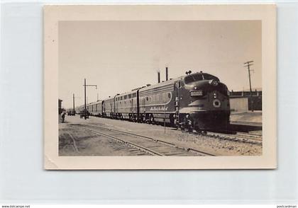 Usa - MISSOULA (MT) Passenger train on Northern Pacific Railway - Diesel Locomotive - PHOTOGRAPH Size approx. 5In by 3in