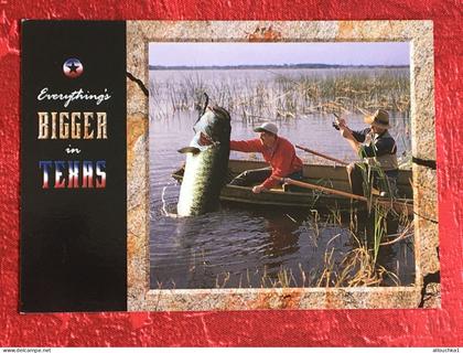 CPM- Everything's bigger in Texas prche au gros poisson Amérique Etats-Unis  TX - Texas  Carte Postale-Postcard