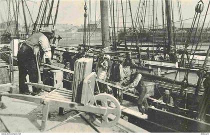 Reproduction CPA - Pays de Galles - Porthmadog - Loading slate at Greaves Wharf 1890 - CPM format CPA - Voir Scans Recto