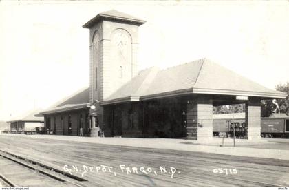 PC US, NORTH DAKOTA, FARGO, G.N. DEPOT, VINTAGE REAL PHOTO POSTCARD (B5695)