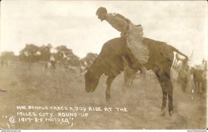 Photo CPA Miles City Montana USA, Mac Donald reitet auf einem Stier, 1917