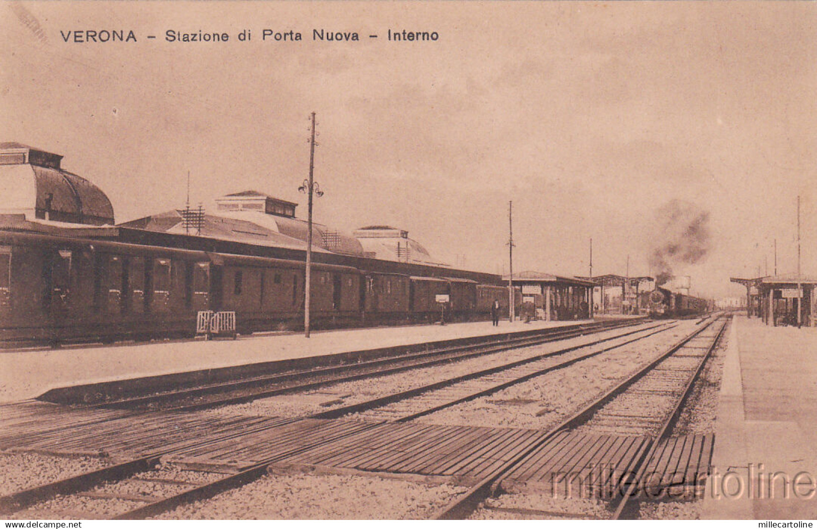 * VERONA - Stazione di Porta Nuova - Interno e Treno in arrivo