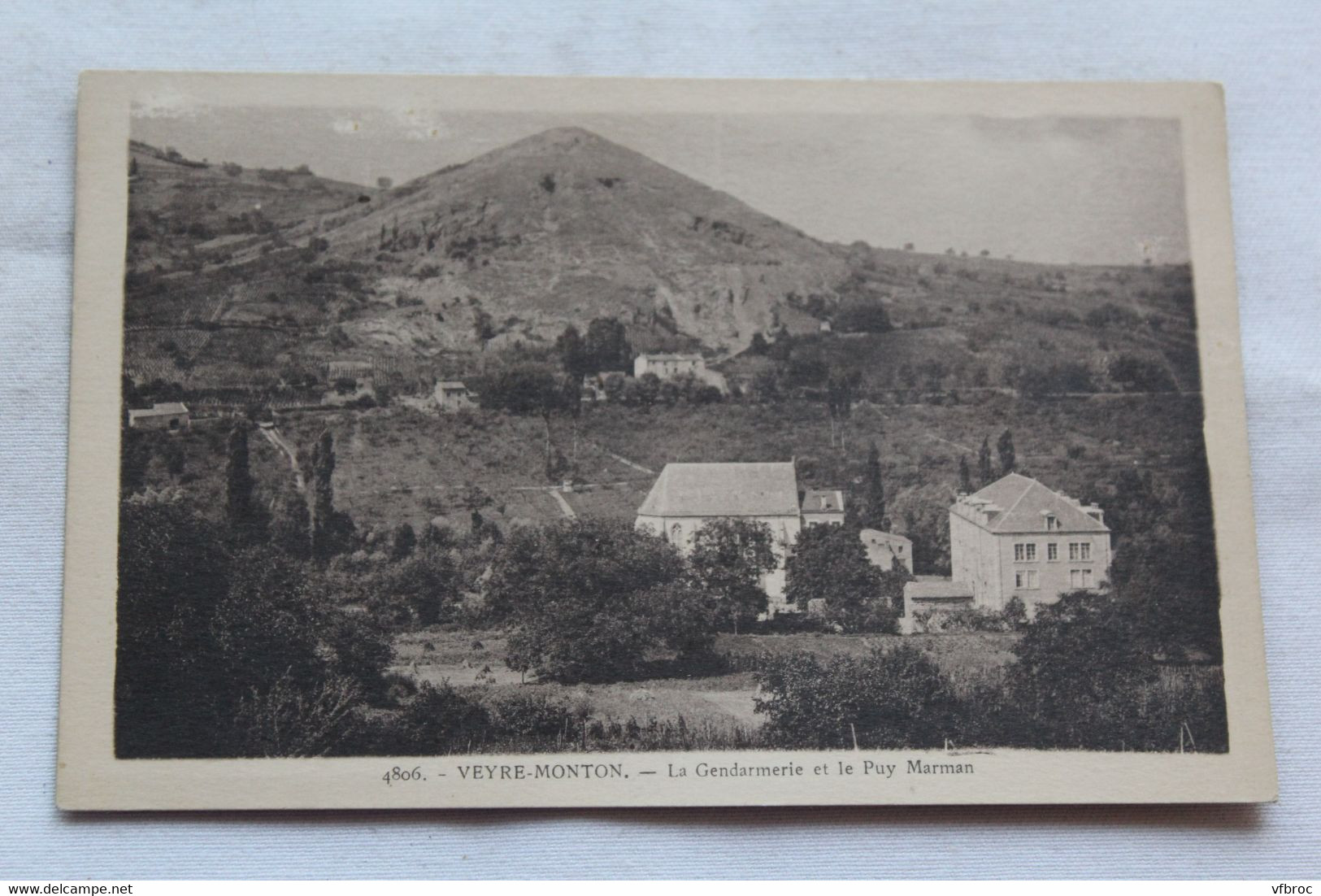 Veyre Monton, la gendarmerie et le Puy Marman, Puy de Dôme 63