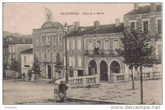 VIC FEZENSAC PLACE DE LA MAIRIE (PETITE ANIMATION)  1915