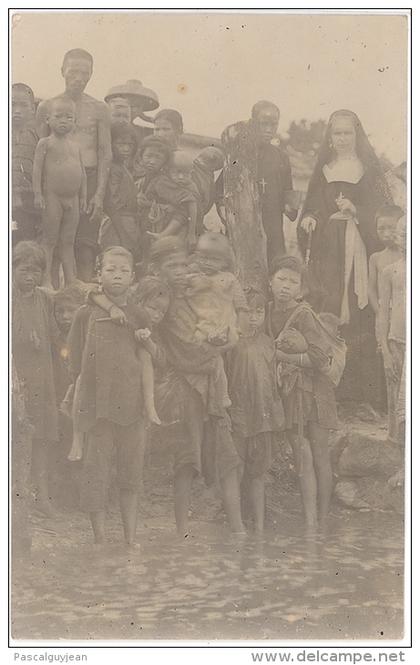 CARTE PHOTO VIETNAM - RELIGIEUSE, PRETRE ET ENFANTS - MISSIONS