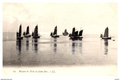 Viêt-Nam - Indochine - Barques en pleine mer