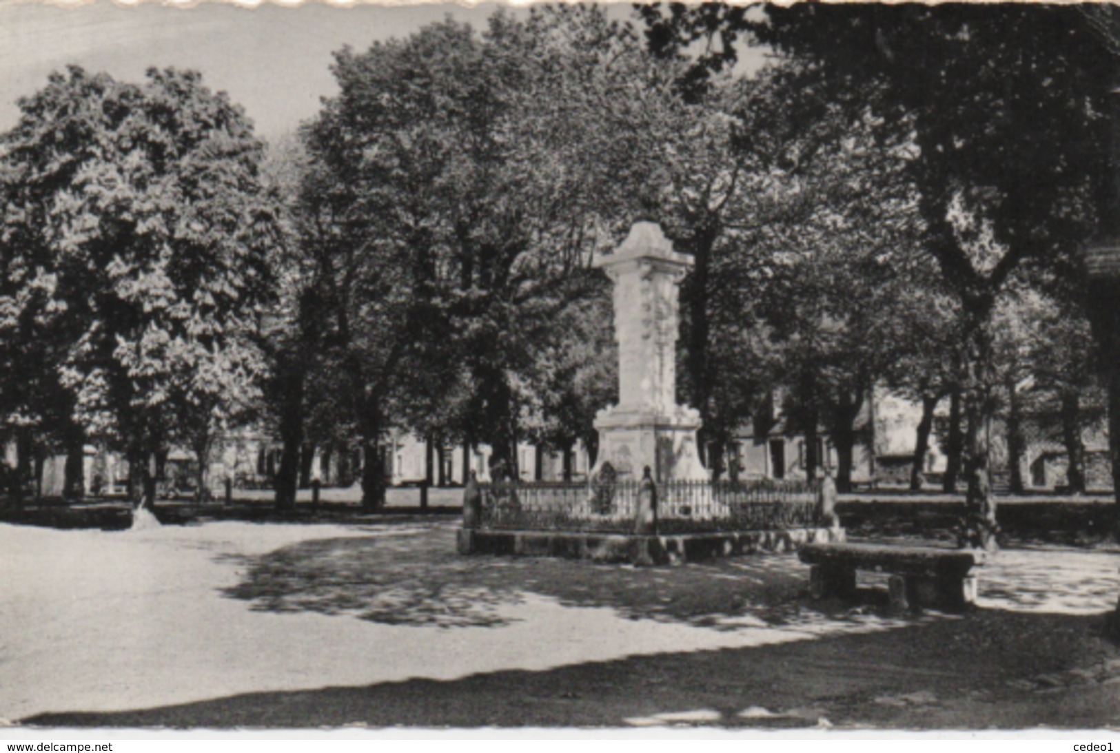 VILLEFAGNAN  PLACE DU CHAMP DE FOIRE