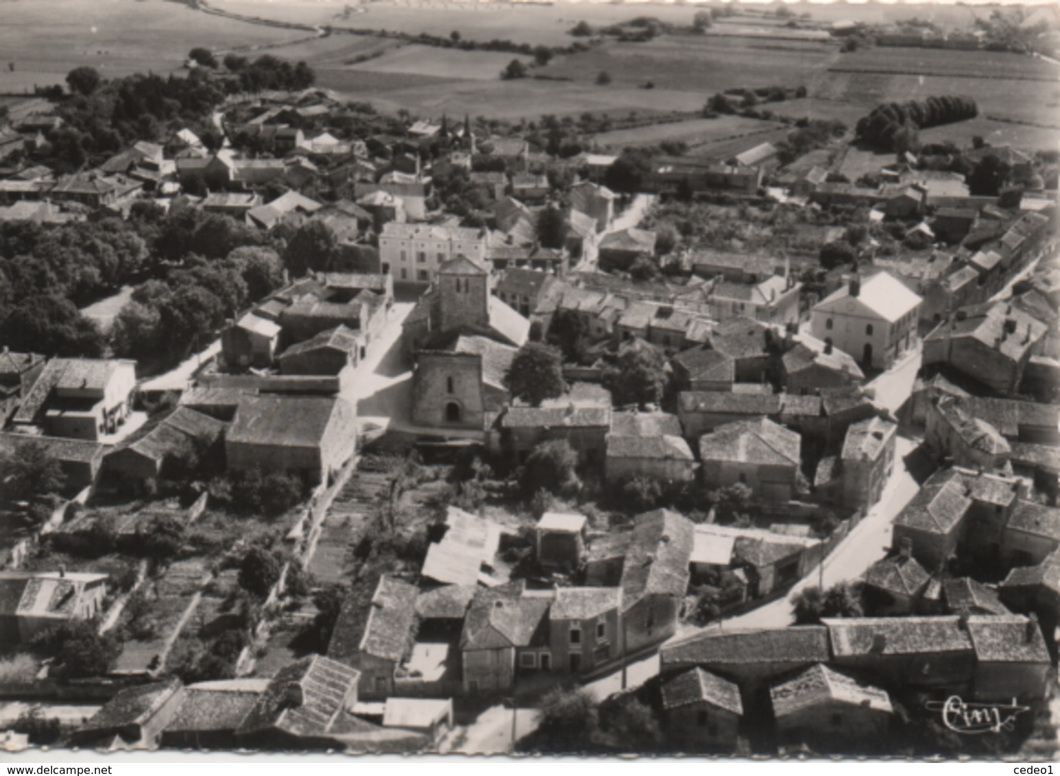 VILLEFAGNAN   VUE AERIENNE  LE CENTRE DU VILLAGE