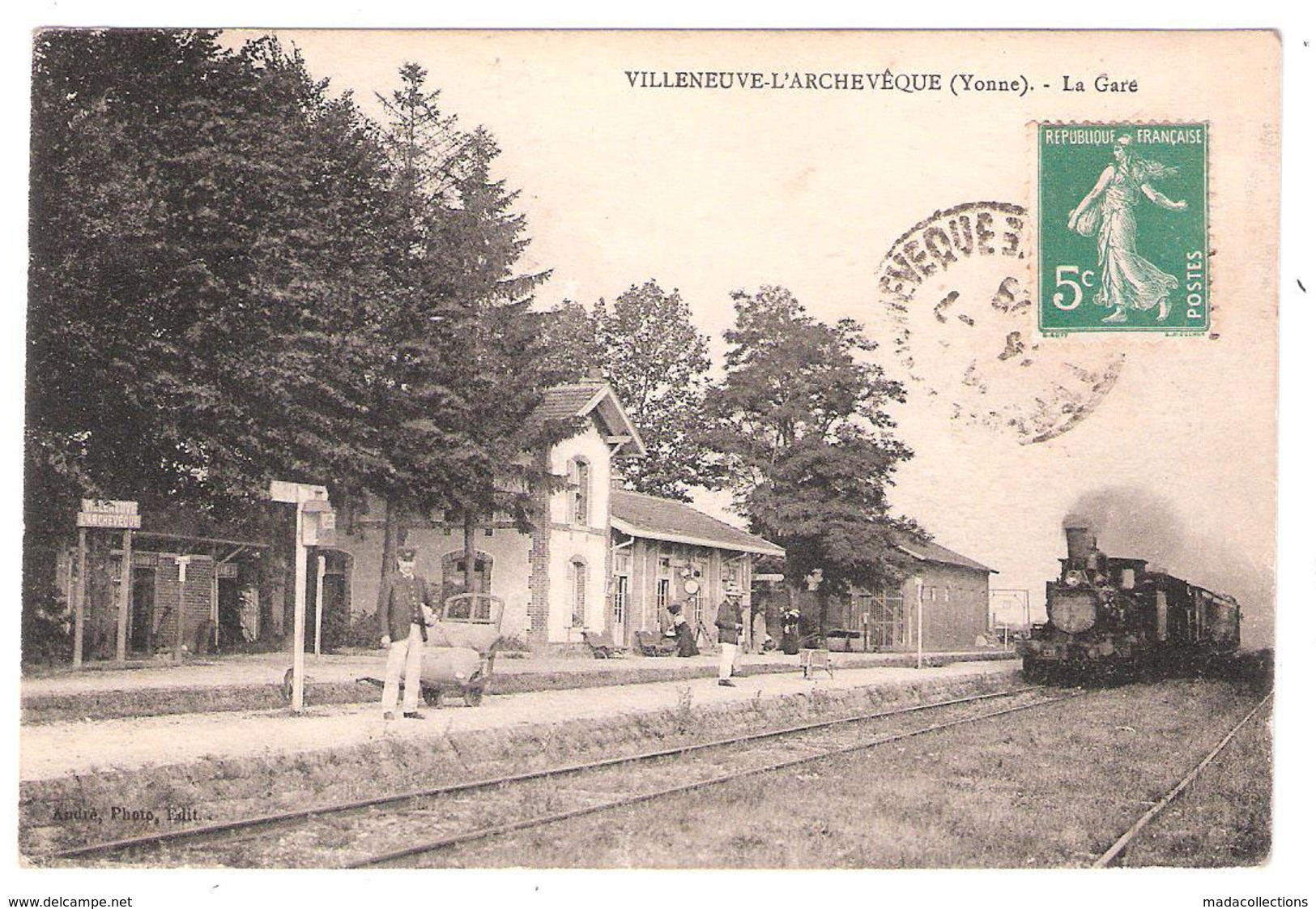 Villeneuve-l'Archevêque  (89 - Yonne) Arrivée du train en gare