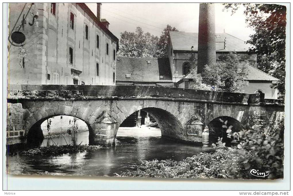 VILLENEUVE-L'ARCHEVÊQUE    -  Le Pont du Moulin.