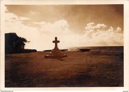 WALLIS-et-FUTUNA  -  Cliché de d'une Croix élevée en souvenir de l'arrivée du Père BATAILLON  - Voir description