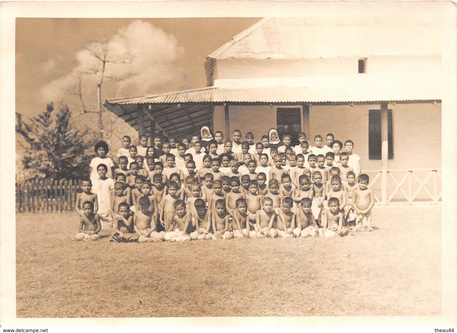 WALLIS-et-FUTUNA  -  Cliché de Religieuses avec des Enfants à WALLIS  - Voir description