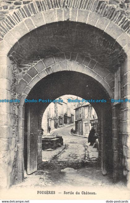 R145883 Fougeres. Sortie du Chateau