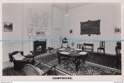 R690059 Hampshire. Room Interior. Postcard