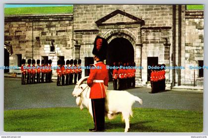 R745406 Canada Quebec Changing of the Guard at La Citadelle Royal 22 e Regiment