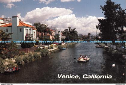 D078029 Venice. California. Recreational boating along Venice historic canals is