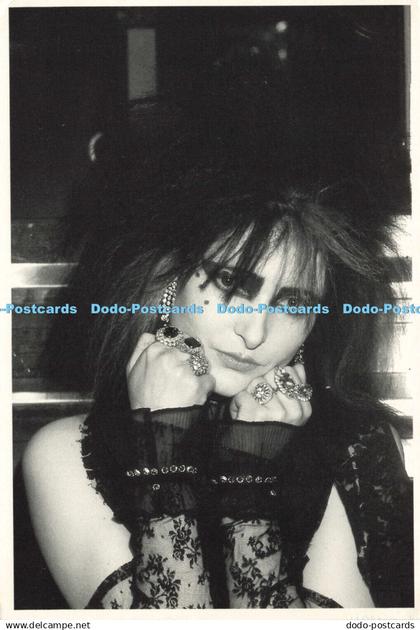 D184511 Siouxsie. Statics. Eugene Adebari