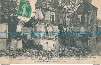 R009133 Senlis. Guerre. Rue de la Republique et Rue du Temple. Deux Personnes Tr