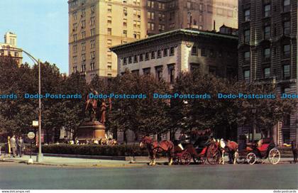 R073796 The Colorful Hansom Cabs in Central Park Plaza