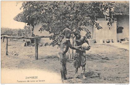 ZAMBIE  ZAMBEZE   PORTEUSES DE TERRE SE LAVANT