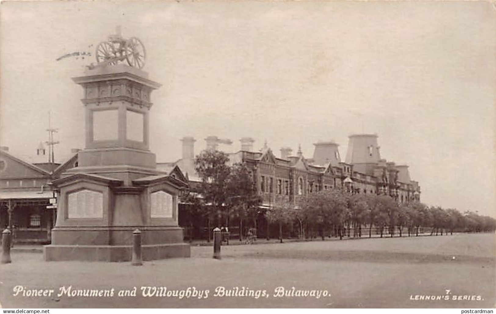 Zimbabwe - BULAWAYO - Pioneer Monument and Willoughbys Buildings - REAL PHOTO - Publ. Lennon's Sseries 7