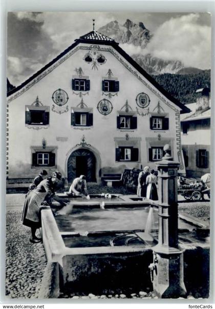 10695799 Scuol Scuol Waescherinnen Dorfbrunnen *