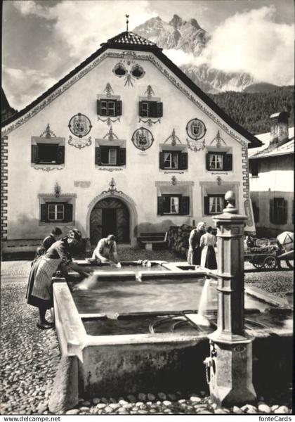 10723289 Scuol Scuol Waescherinnen Dorfbrunnen x