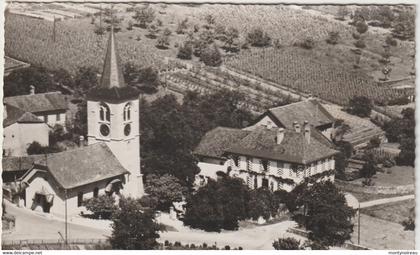 Suisse :  vue   aérienne  église  et cure de  CRISSIER