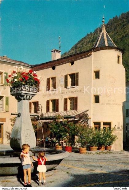 12934759 Martigny VS Fontaine fleurie et facade de Martigny Bourg