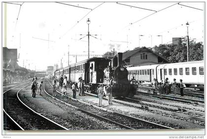 CHEMINS DE FER SUISSE  -  Train 53067 à Bülach en 1976 (photo format carte ancienne)